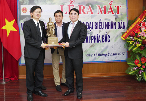 Ph&oacute; Chủ tịch UBND TP Hải Ph&ograve;ng L&ecirc; Khắc Nam&nbsp;trao tặng B&aacute;o Đại biểu Nh&acirc;n d&acirc;n bức tượng Danh nh&acirc;n Văn h&oacute;a, Trạng Tr&igrave;nh Nguyễn Bỉnh Khi&ecirc;m - Ảnh: Duy Th&ocirc;ng