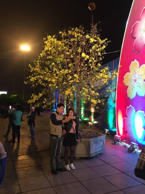 Du kh&aacute;ch chụp ảnh lưu niệm tại khu trừng b&agrave;y Mai v&agrave;ng Y&ecirc;n Tử.