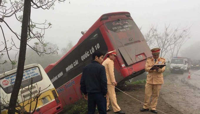 Lực lượng CSGT c&oacute; mặt kh&aacute;m nghiệm hiện trường vụ tai nạn.