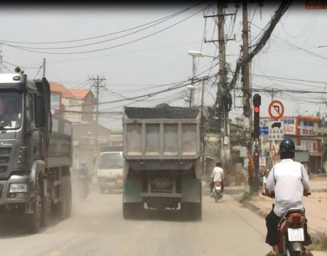 Đất, c&aacute;t rơi v&atilde;i khắp đường tạo th&agrave;nh những