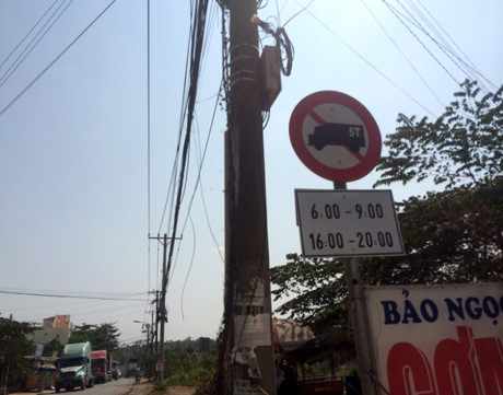 Mặc d&ugrave; tuyến đường c&oacute; c&aacute;c biển cấm nhưng theo người d&acirc;n kh&ocirc;ng c&oacute; t&aacute;c dụng.