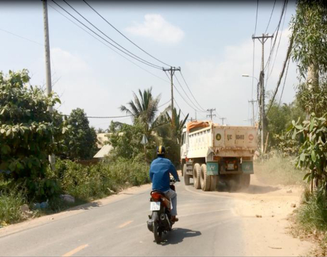 C&aacute;c xe ra v&agrave;o ăn h&agrave;ng tại c&aacute;c bến b&atilde;i.