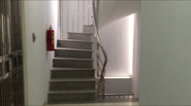 Cả t&ograve;a nh&agrave; cao tầng số 54 Gi&aacute;p Nhất&nbsp;chỉ c&oacute; 1 cầu thang tho&aacute;t hiểm.