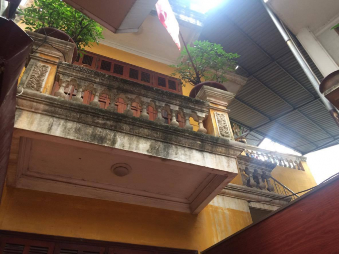 Mặt ng&otilde; nh&igrave;n ra hồ.