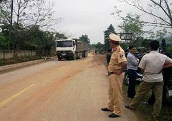 Đội CSGT c&ocirc;ng an huyện Vũ Quang c&oacute; mặt kịp thời để xử l&yacute; vụ tai nạn.