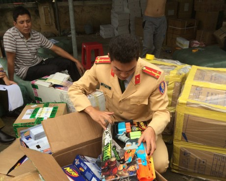 L&ocirc; h&agrave;ng đồ chơi s&uacute;ng nhựa bị thu giữ. (Ảnh: CSGT cung cấp)