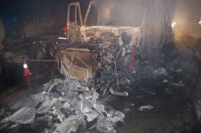 Chiếc xe bị thi&ecirc;u rụi phần đầu, ước t&iacute;nh thiệt hại l&ecirc;n hơn 1 tỉ đồng.