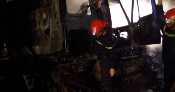 Đâm vào giải phân cách, xe Container cháy rụi phần đầu