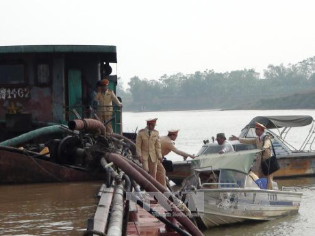 Lực lượng Cảnh s&aacute;t giao th&ocirc;ng đường thủy - C&ocirc;ng an tỉnh Bắc Ninh bắt giữ một vụ khai th&aacute;c c&aacute;t sỏi tr&aacute;i ph&eacute;p tr&ecirc;n s&ocirc;ng Đuống.