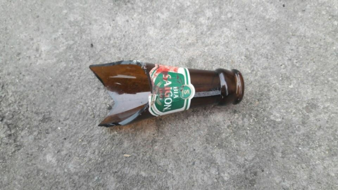 Vỏ chai bia c&ugrave;ng vết m&aacute;u được cho l&agrave; hung kh&iacute; khiến một thanh ni&ecirc;n bị trọng thương.