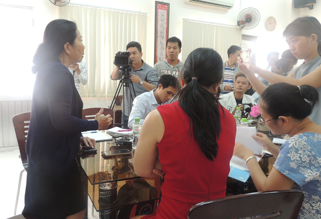 Gia đ&igrave;nh b&eacute; N. l&agrave;m việc với Hội bảo vệ quyền trẻ em TPHCM để theo đuổi vụ việc nghi b&eacute; bị x&acirc;m hại t&igrave;nh dục tại trường. (Ảnh D&acirc;n Tr&iacute;)