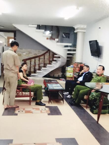 B&agrave; X. v&agrave; &ocirc;ng M. l&agrave;m việc với cơ quan chức năng để xin x&aacute;c nhận độc th&acirc;n.