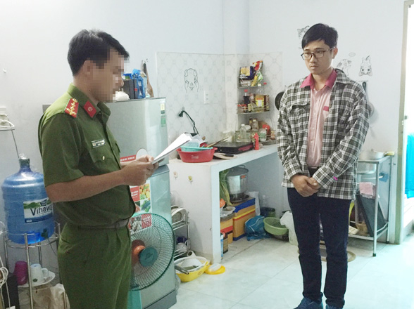 CQĐT thi h&agrave;nh Lệnh bắt tạm giam đối với L&ecirc; Mậu Nhất Quyền. (Ảnh: b&aacute;o S&agrave;i G&ograve;n Giải ph&oacute;ng)