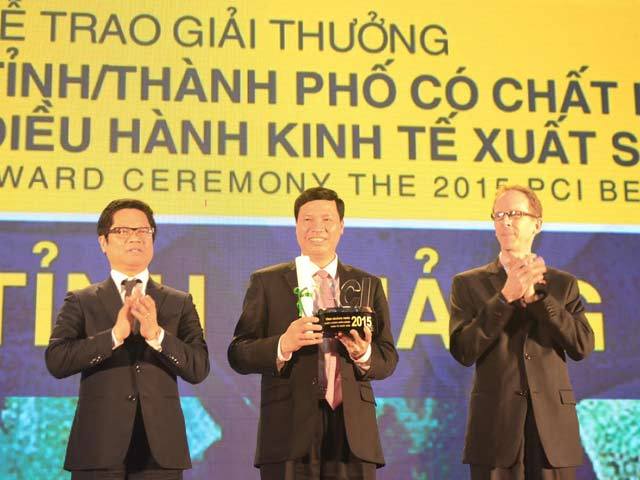 Việc cải c&aacute;ch thủ tục h&agrave;nh ch&iacute;nh đ&atilde;&nbsp;r&uacute;t ngắn thời gian cho doanh nghi&ecirc;̣p khi ti&ecirc;́p c&acirc;̣n và làm vi&ecirc;̣c với tỉnh (ảnh QNP)