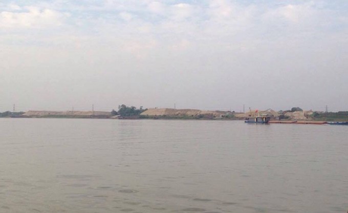 T&igrave;nh trạng h&uacute;t c&aacute;t trộm hiện vẫn diễn ra thường xuy&ecirc;n tr&ecirc;n s&ocirc;ng Hồng.