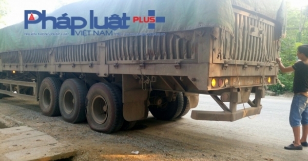 Bắt bốn thanh tra giao thông nhận tiền xe quá tải