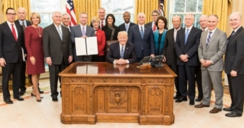 Tổng thống Trump lần đầu họp nội các sau gần 2 tháng nhậm chức