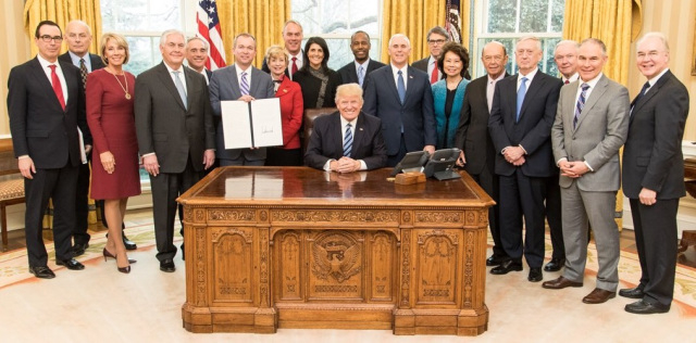 Tổng thống Trump chụp ảnh c&ugrave;ng c&aacute;c th&agrave;nh vi&ecirc;n trong nội c&aacute;c (Ảnh: Twitter)