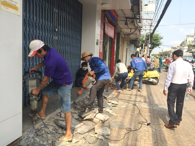 TPHCM: Nhiều l&atilde;nh đạo quận, huyện tiếp tục xuống đường &ldquo;đ&ograve;i&rdquo; lại vỉa h&egrave;