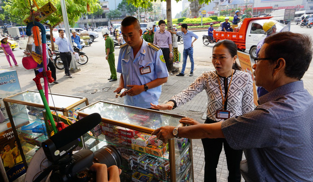 Ph&oacute; Chủ tịch UBND quận 10 Nguyễn Thị Thu Nga kiểm tra t&igrave;nh h&igrave;nh lấn chiếm vỉa h&egrave; ở khu vực chợ gần v&ograve;ng xoay L&yacute; Th&aacute;i Tổ.