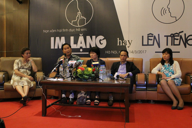 B&aacute;c sỹ Nguyễn Trọng An - nguy&ecirc;n Ph&oacute; Cục trưởng Cục bảo vệ, chăm s&oacute;c trẻ em (tr&aacute;i) trao đổi tại buổi toạ đ&agrave;m.