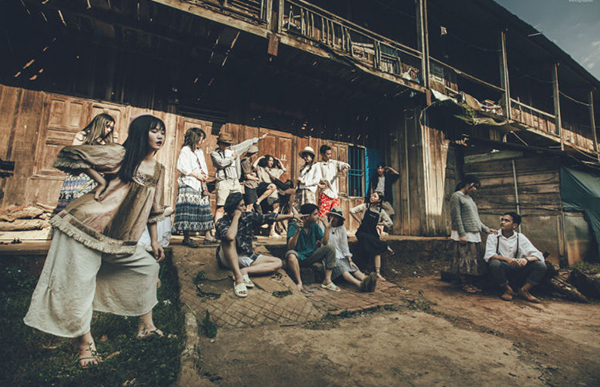 Điều đặc biệt của bộ ảnh l&agrave; trang phục ho&agrave;n to&agrave;n l&agrave; những m&oacute;n đồ được c&aacute;c em mượn từ bố mẹ v&agrave; cả đi