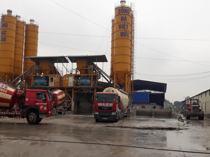 Nhiều phương tiện c&oacute; trọng tải lớn thường xuy&ecirc;n ra v&agrave;o Trạm trộn b&ecirc; t&ocirc;ng S&ocirc;ng Đ&agrave;-Việt Đức.