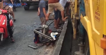 TP HCM: Ô tô bị húc văng vào dải phân cách, QL1 ùn tắc nghiêm trọng