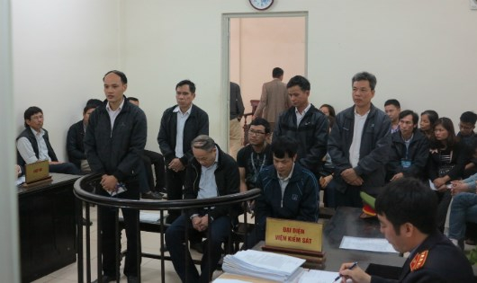 C&aacute;c bị c&aacute;o nguy&ecirc;n l&agrave; c&aacute;n bộ Quỹ TDND Ph&ugrave;ng X&aacute; hầu t&ograve;a.