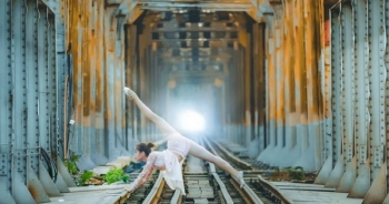 Tranh cãi bộ ảnh cô gái múa ballet trên đường tàu