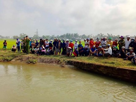 Người d&acirc;n hiếu kỳ xem c&ocirc;ng an điều tra tại hiện trường, nơi t&igrave;m thấy thi thể chị Thanh. (Ảnh: b&aacute;o D&acirc;n Việt)