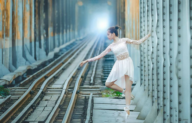 Tranh c&atilde;i bộ ảnh c&ocirc; g&aacute;i m&uacute;a ballet tr&ecirc;n đường t&agrave;u