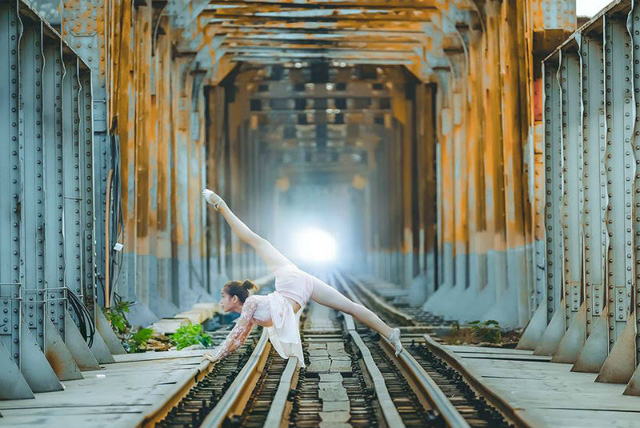 Tranh c&atilde;i bộ ảnh c&ocirc; g&aacute;i m&uacute;a ballet tr&ecirc;n đường t&agrave;u