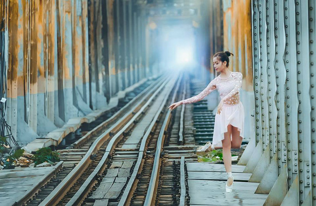 Tranh c&atilde;i bộ ảnh c&ocirc; g&aacute;i m&uacute;a ballet tr&ecirc;n đường t&agrave;u