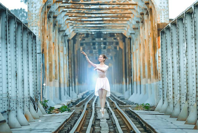 Tranh c&atilde;i bộ ảnh c&ocirc; g&aacute;i m&uacute;a ballet tr&ecirc;n đường t&agrave;u