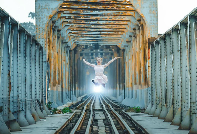 Tranh c&atilde;i bộ ảnh c&ocirc; g&aacute;i m&uacute;a ballet tr&ecirc;n đường t&agrave;u