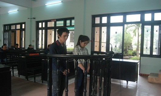 Hạc v&agrave; Nhi tại phi&ecirc;n t&ograve;a.