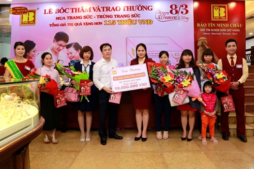 C&aacute;c kh&aacute;ch h&agrave;ng may măn nhận phần thưởng từ đại diện của Bảo T&iacute;n Minh Ch&acirc;u.