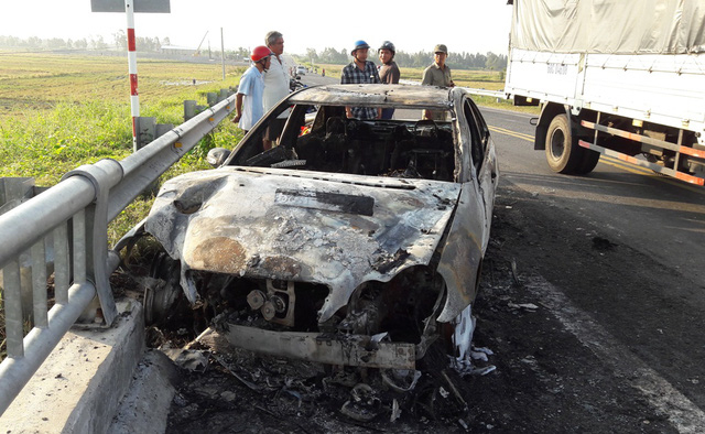 Chiếc xe Mercedes của anh Tuấn đang chay bỗng dưng bốc ch&aacute;y.