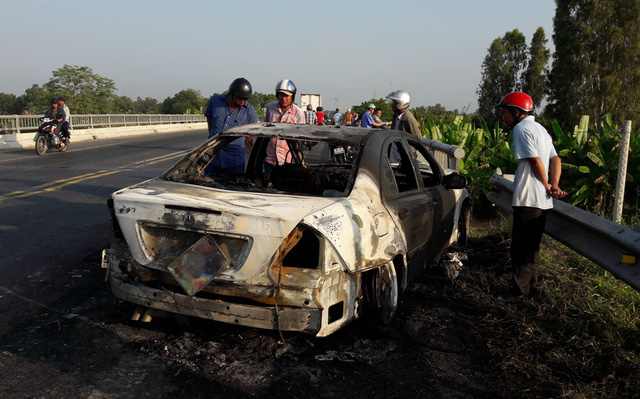 Để tho&aacute;t th&acirc;n anh Tuấn đ&agrave;nh đ&acirc;m xe v&agrave;o lan can cầu cho cửa bung ra.