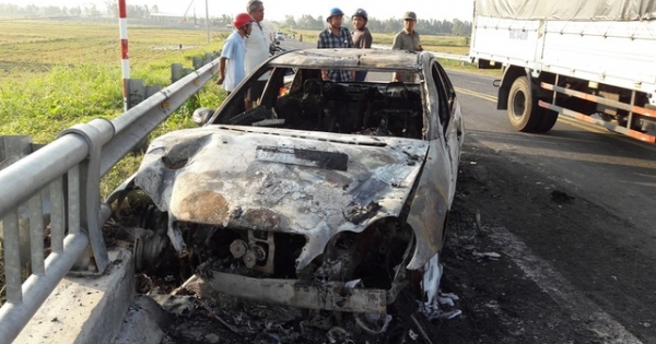 Kiên Giang: Xe Mercedes bốc cháy, tài xế liều mình tìm cách mở cửa thoát thân