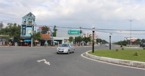 Quảng Nam: Vòng xoay nút giao thông “lấn” đường