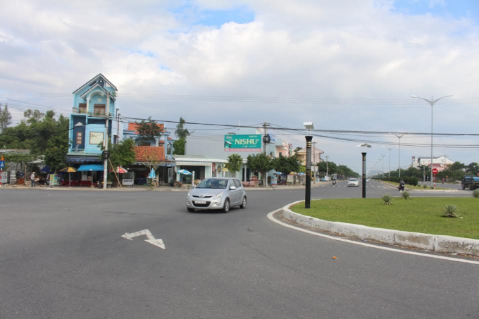 B&ugrave;ng binh v&ograve;ng xoay n&uacute;t giao th&ocirc;ng x&acirc;y dựng qu&aacute; rộng tại ng&atilde; tư Điện Ngọc, tiềm ẩn nguy cơ tai nạn giao th&ocirc;ng.