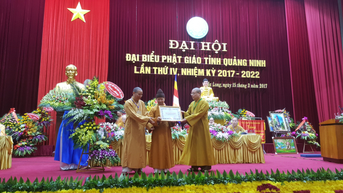 &nbsp;Thượng tọa Th&iacute;ch Thanh Quyết nhận bằng tuy&ecirc;n dương c&ocirc;ng đức v&agrave; những đ&oacute;ng g&oacute;p cho sự ph&aacute;t triển GHPG.