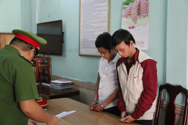 Cơ quan c&ocirc;ng an đọc lệnh bắt Linh v&agrave; Trung.