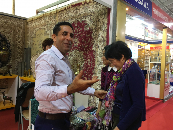 Một doanh nghiệp Ấn Độ giới thiệu mặt h&agrave;ng trang tr&iacute; nội thất.&nbsp;