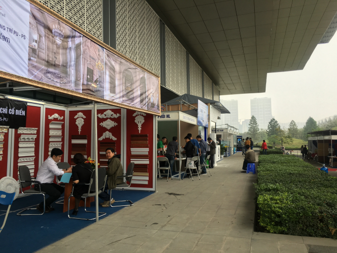 C&aacute;c gian h&agrave;ng trong ng&agrave;y đầu triển l&atilde;m thu h&uacute;t kh&aacute;ch h&agrave;ng.&nbsp;