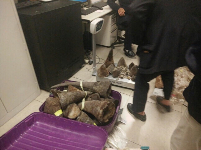 C&aacute;c đối tượng cất giấu trong valy nhưng vẫn bị ph&aacute;t hiện.