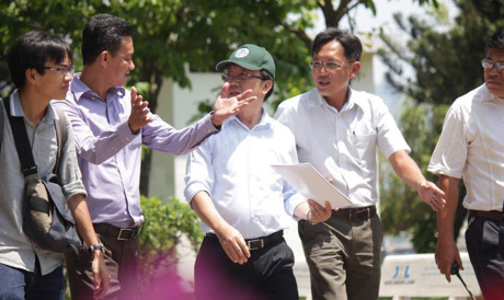 &Ocirc;ng Trần Thế Thuận, Chủ tịch UBND quận 1 (TPHCM) đi khảo s&aacute;t 'phố h&agrave;ng rong' ng&agrave;y 15/3.