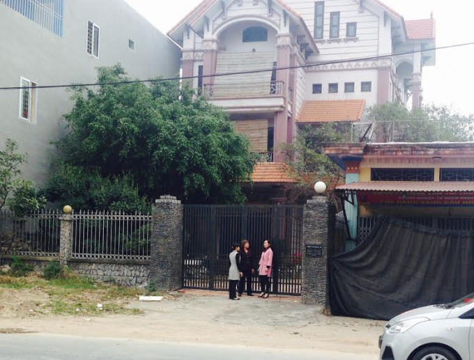 Chị Dậu (người đầu ti&ecirc;n b&ecirc;n phải) bị mẹ chồng v&agrave; con ri&ecirc;ng của chồng ngăn cản, chửi bới kh&ocirc;ng cho v&agrave;o nh&agrave;.